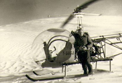 Le 6 juin 1955, Jean Moine pose son Bell 47 G2 F-BHGJ sur le sommet du Mont (...)