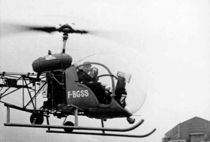 Bell 47 F-BGSS en vol avec Frédéric Curie aux commandes - Photo (...)